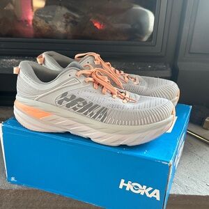 Hoka Bondi 7 men’s size 10D Sneakers, in Light Gray with Peach Laces